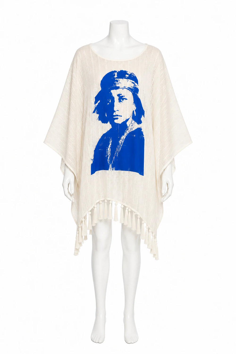 Heller Poncho mit großem blauem Porträtmotiv und Fransen auf weißer Schaufensterpuppe · Vorderansicht
