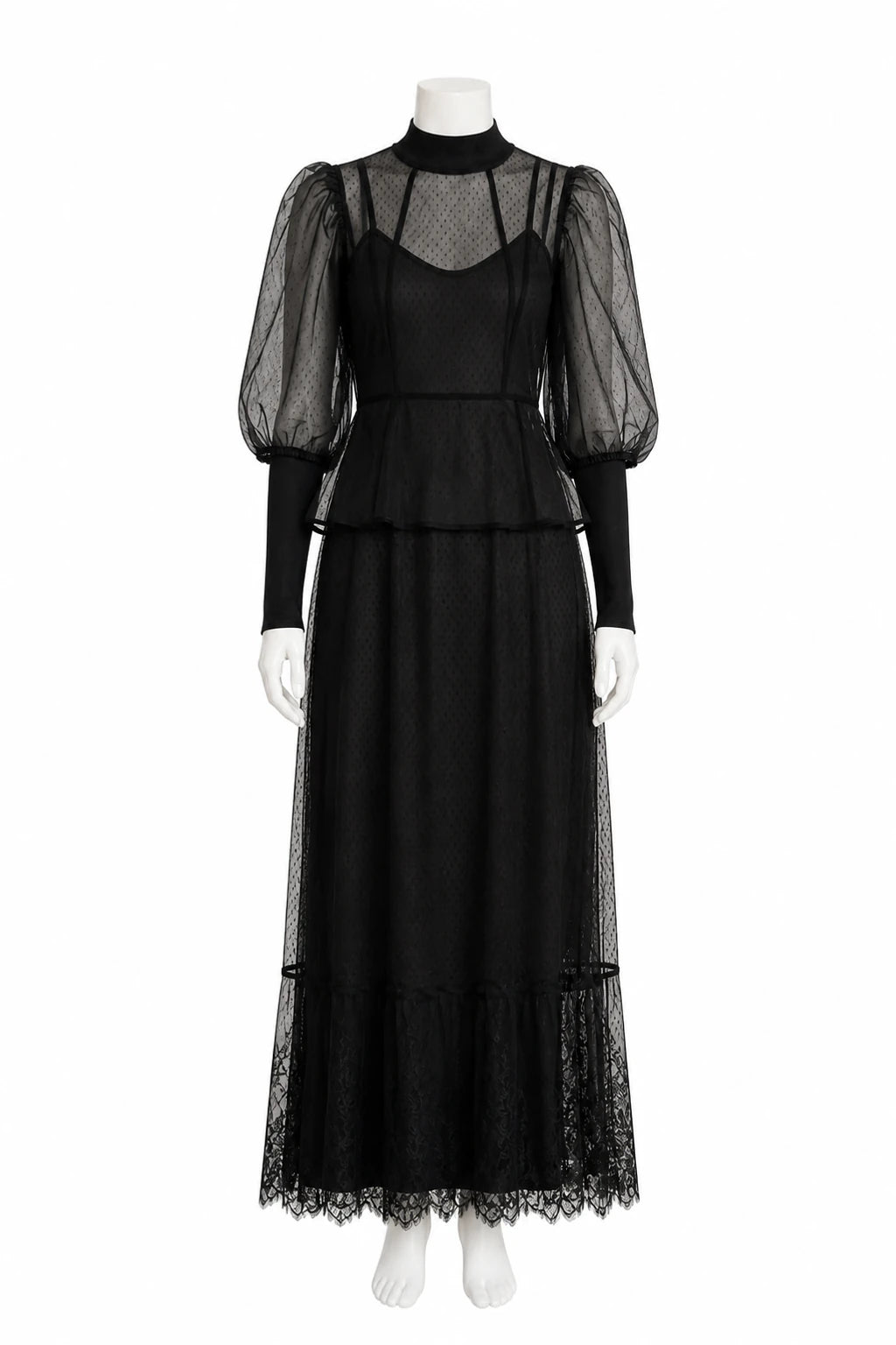 Schwarzes langes Tüllkleid über einem blickdichten Unterkleid auf weißer Schaufensterpuppe · Vorderansicht