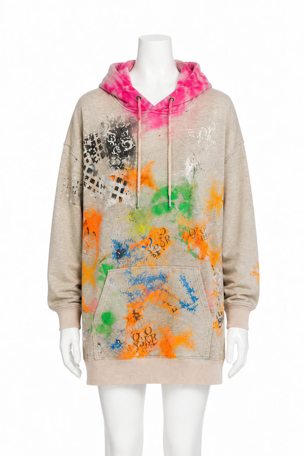 Gelber Hoodie mit blauer und schwarzer Atelierbemalung auf weißer Schaufensterpuppe · Vorderansicht