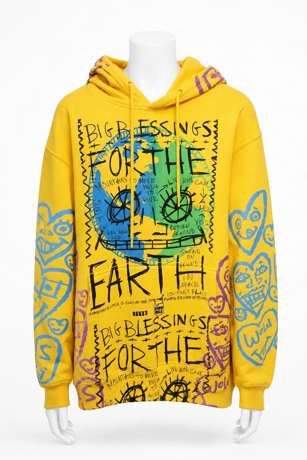 Gelber Oversized-Hoodie mit farbiger handgemalter Kunst auf weißer Schaufensterpuppe · Vorderansicht