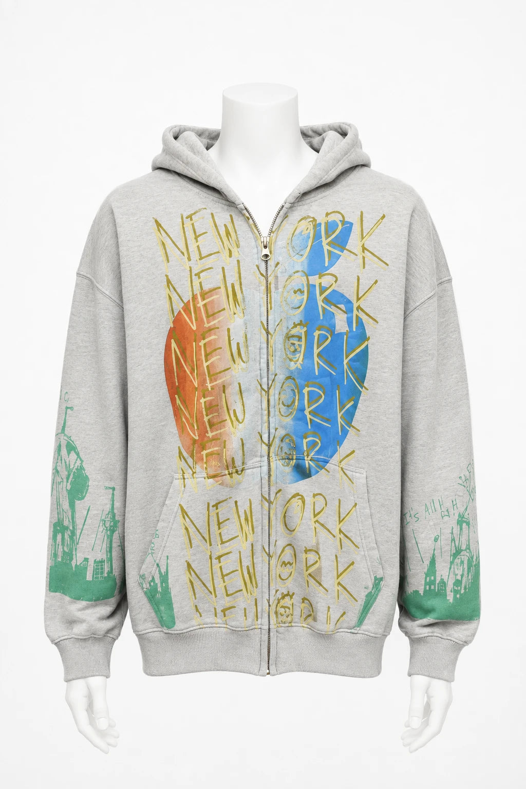 Grauer Oversized-Zip-Hoodie mit Apfel- und New-York-Artwork auf weißer Schaufensterpuppe · Vorderansicht
