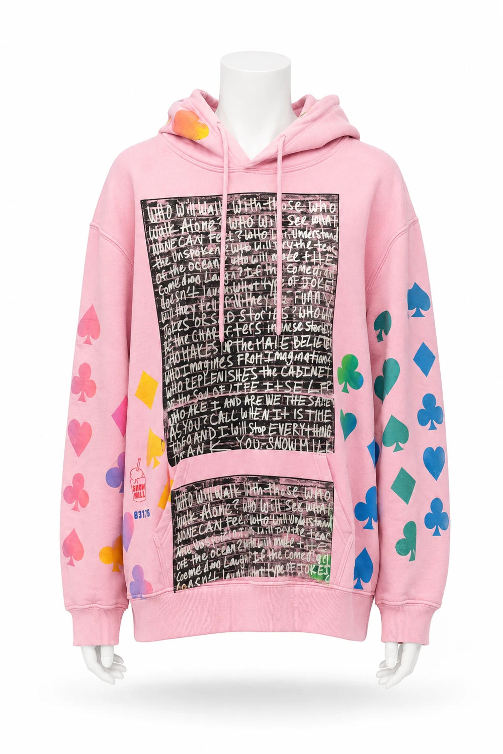 Rosafarbener Oversized-Hoodie mit Textkunst und Spielkartensymbolen auf weißer Schaufensterpuppe · Vorderansicht